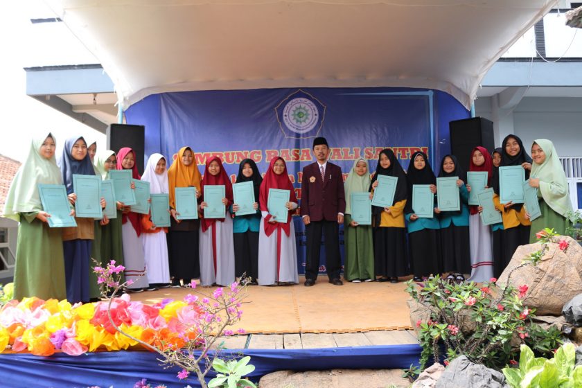 MTs Al-Mu’min Beri Penghargaan Santri Berprestasi