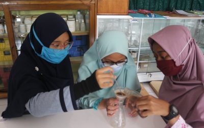 Siswa MTs Al-Mu’min Gunakan Ekstrak Bunga Terompet sebagai Pestisida Nabati